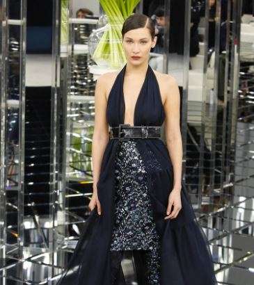 بيلا حديد تتالق بالجيليه الطويلة من دون توب تحتها فوق فستان الترتر من CHANEL لصيف 2017