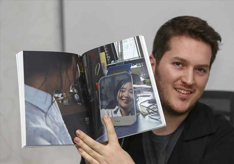 ابتكار مرآة تعكس صورتك شرط الابتسامة... والسبب