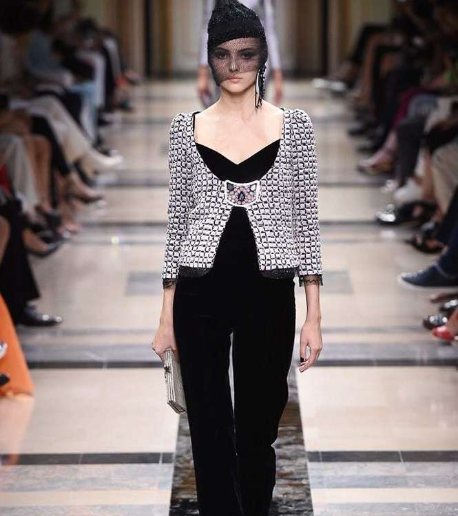 الجامبسوت بالسروال الواسع مع سترة الترتر من Armani Prive