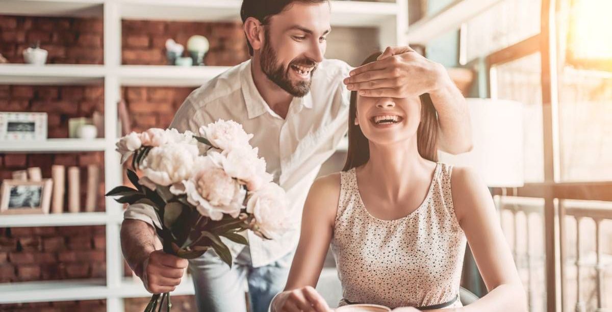 كيف تجعلين أي رجل يحبك؟