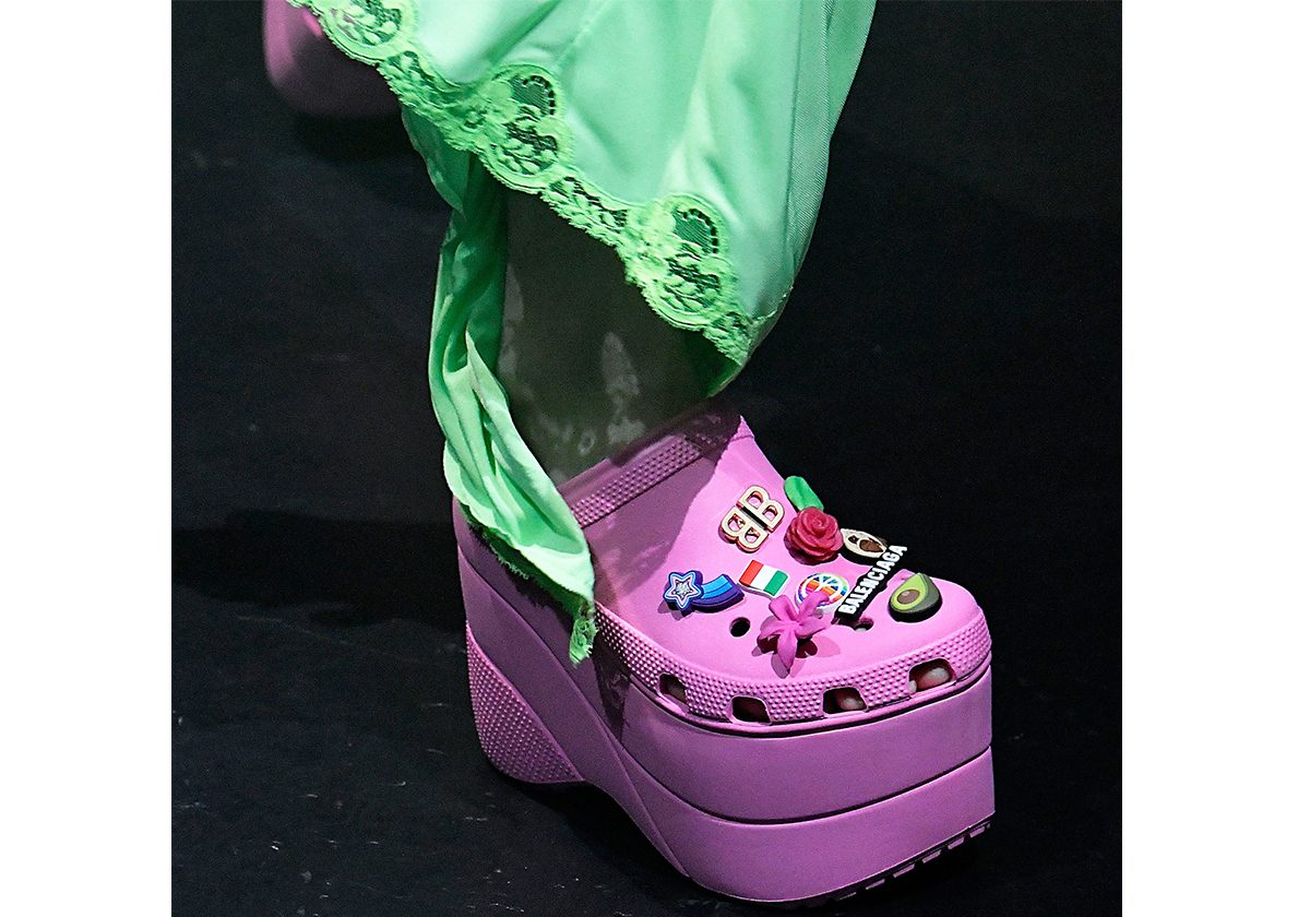 حذاء بلانسياغا القبيح باسلوب الـ Crocs
