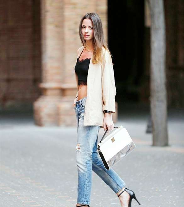 من اللوكات المميّزة، الجينز مع التوب القصيرة والكنزة الطويلة