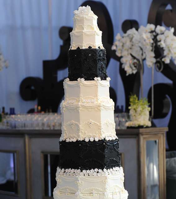موضة المونوكروم في كعكة زفاف كيم كاردشيان!