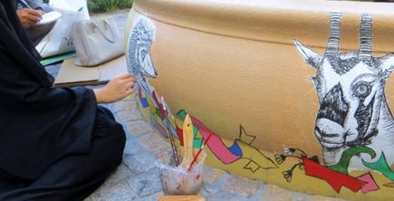 طالبات يرسمن على أحواض "جميرا بيتش ريزيدنس" في دبي