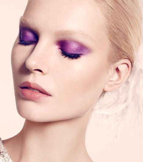 البنفسجي اللامع يرافق جفونك هذا الصيف