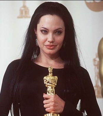 تتسلّم جائزة الأوسكار عن دور أفضل ممثلّة مساعدة في العام  1999