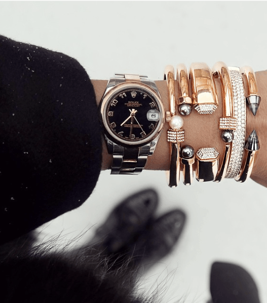 من موضة المجوهرات الاساور الكثيفة في اليد مع الساعة