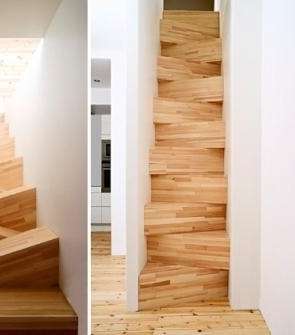 السلّم الذي يفصل بين الغرف إجعليه خشبيًّا بتصميم عصريّ