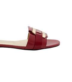 تألقي مع حذاء مسطح من علامة Roger Vivier