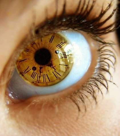 عدسات لاصقة على شكل ساعة