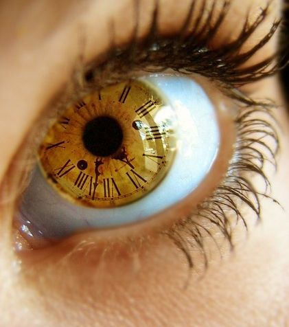 عدسات لاصقة على شكل ساعة
