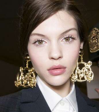 الأقراط الكبيرة خطفت أضواء مع Moschino