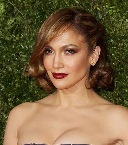 جنيفر لوبيز تتخلى عن النيود وتتألق بالبني