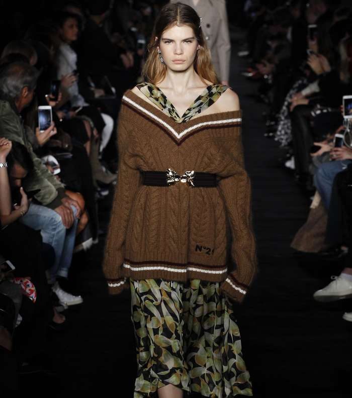 التنورة المطبّعة مع الكنزة بقصة الاكمام المنسدلة على الاكتاف Off Shoulders من No.21 لشتاء 2018