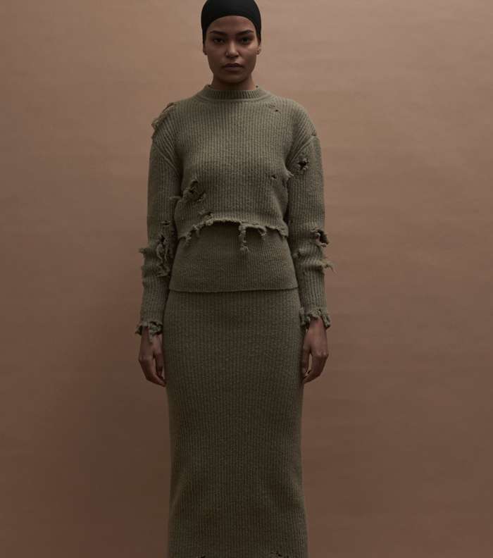 موضة التنورة متوسطة الطول الصوفية والممزقة من مجموعة yeezy لشتاء 2017