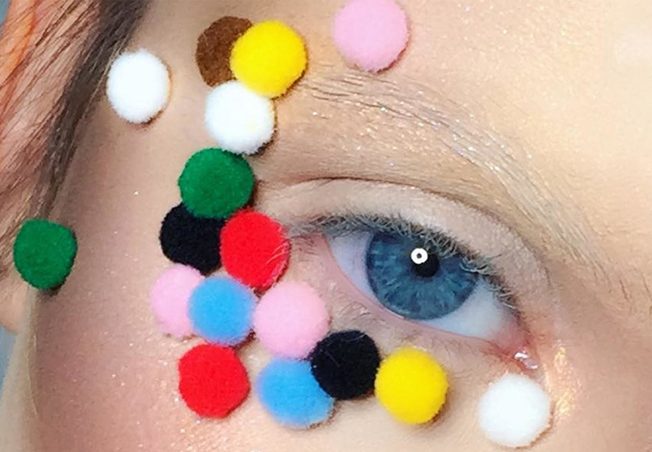 صيحة دوائر الـ PomPom تخترق ماكياج العيون