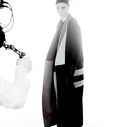 اليك لقطات حصرية من وراء كواليس تصوير الحملة الاعلانية لعلامة Max Mara