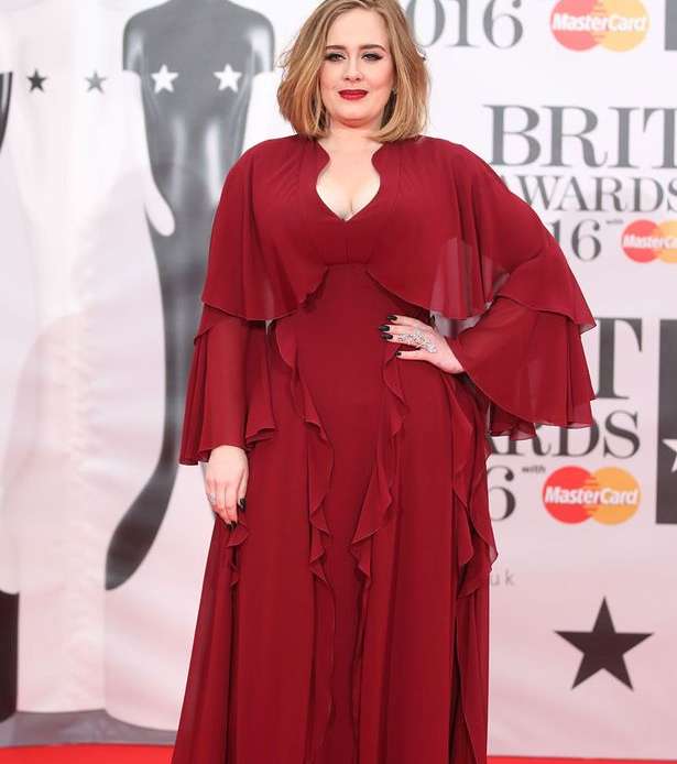اديل في حفل BRIT Awards 2016 بفستان من جيامباتيستا فالي