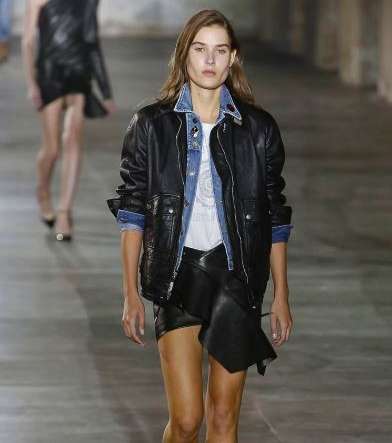 موضة السترة الجلدية فوق قميص الدنيم من سان لوران لصيف 2017