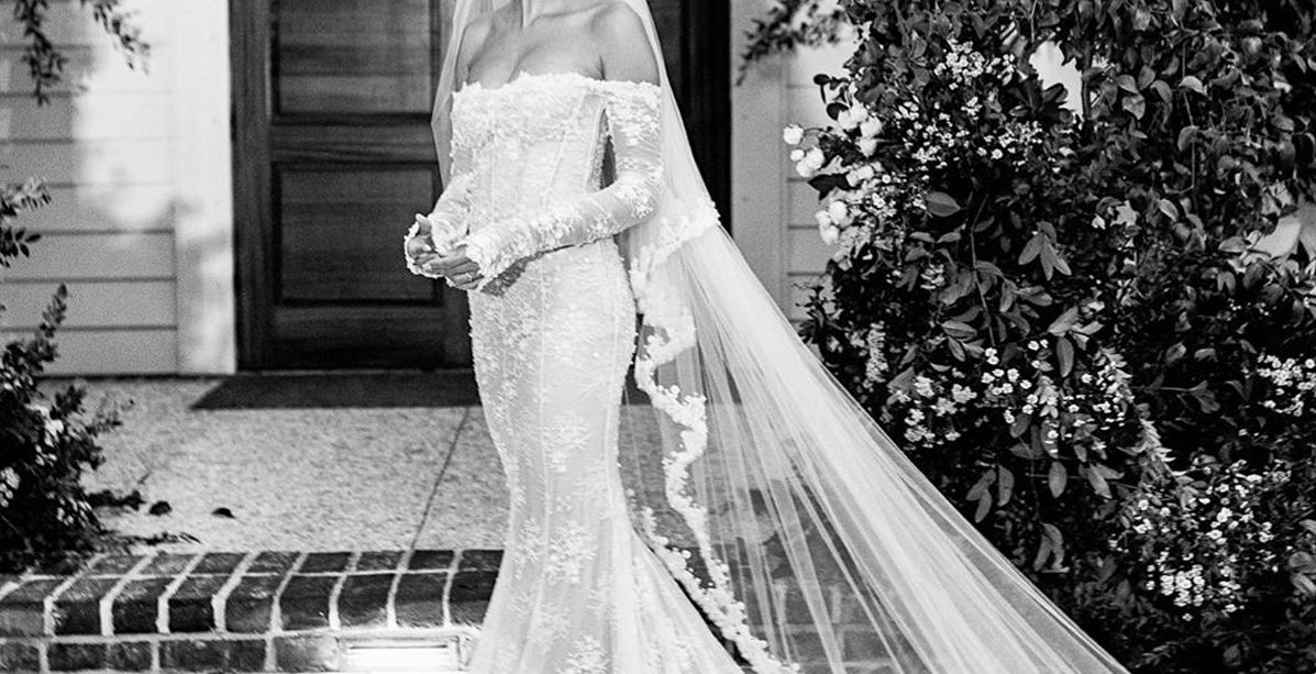 ماذا كتبت هايلي بالدوين على فستان زفافها؟