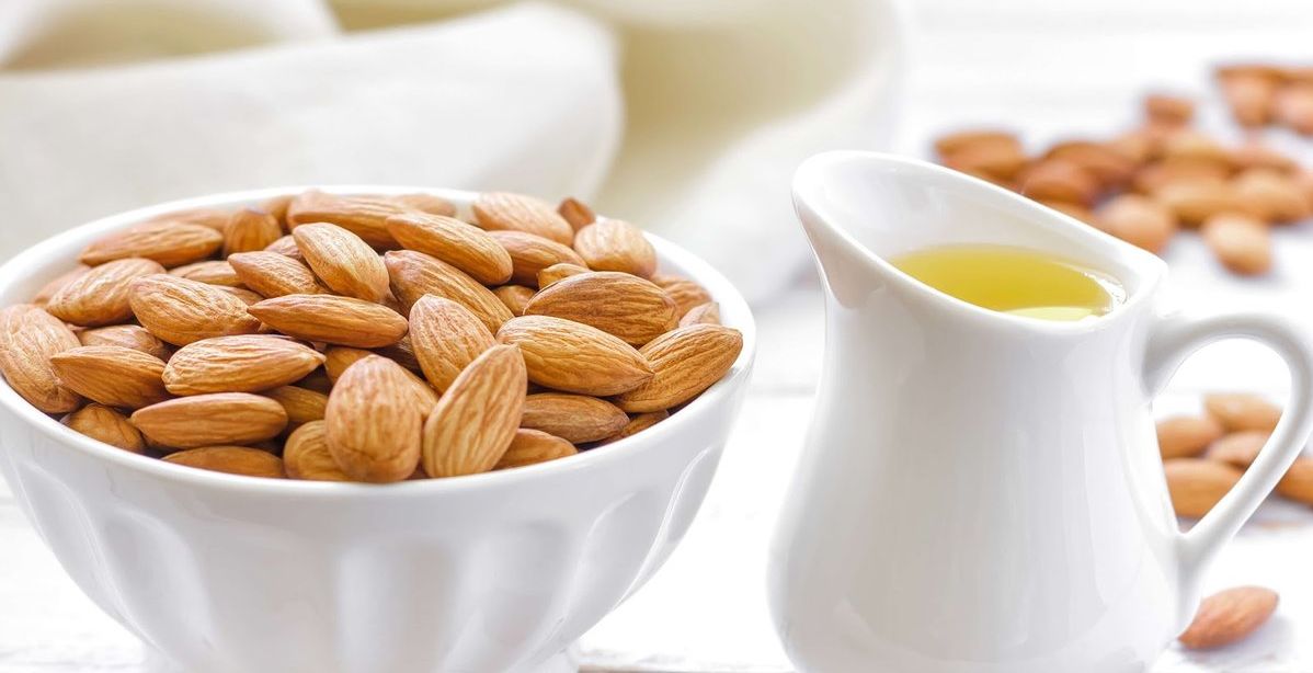 هل زيت اللوز المر مفيد للبشرة