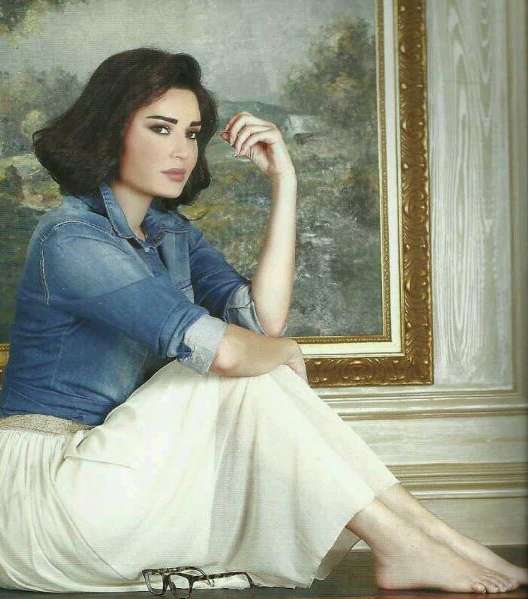 إطلالة ايقونية بالشعر الكاريه والمكياج المشرق