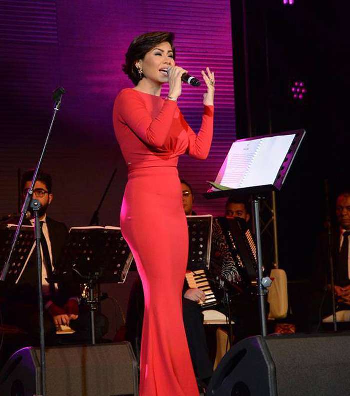 ما رأيك بفساتين الفنانات 2016