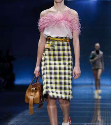موضة التنورة المقطعة Plaid مع التوب من الفرو على الصدر من برادا لصيف 2017