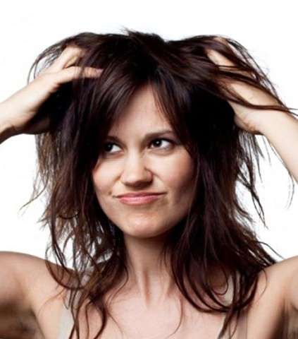 ما هي اسباب قشرة الشعر | طرق علاج قشرة الشعر طبيعياً