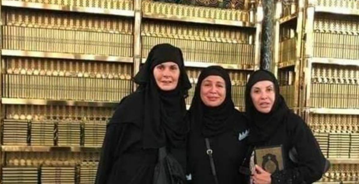 صورة الفنانة يسرا برفقة إلهام شاهين والإعلامية هالة سرحان  من داخل الروضة الشريفة 