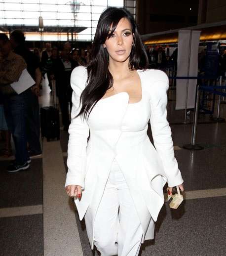 كيم كارداشيان تختار الملابس باللون الأبيض خلال فترة حملها