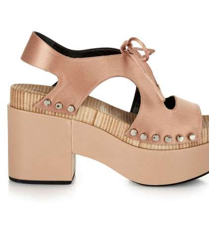 اعتمدي موضة حذاء الـ Platform Wedges Sandal من بلانسياغا