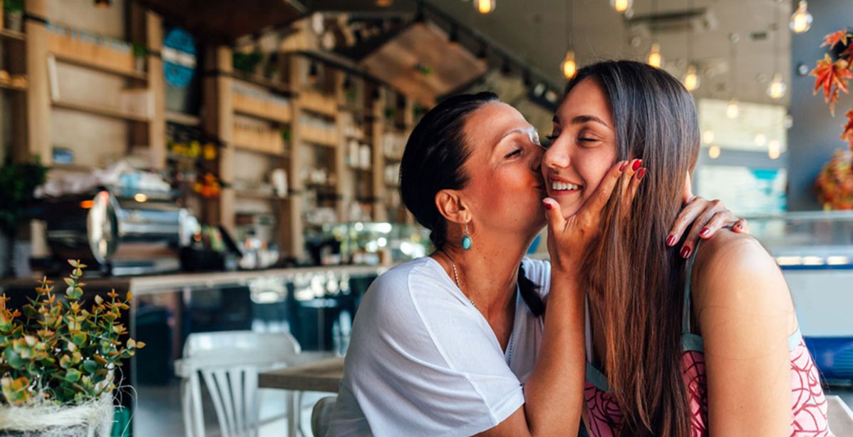 دور التجميل العالمية تحتفل بعيد الأم من خلال مستحضراتها ومبادراتها