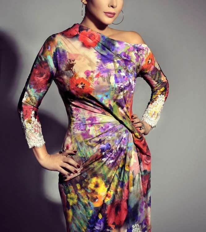 اصالة نصري تعتمد موضة الفستان المطبع بالازهار بقصة الكتف الواحد