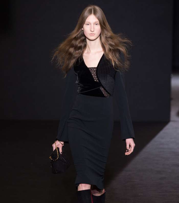 موضة الفساتين متوسطة الطول المصممة باقمشة مختلفة مع الاحذية باسلوب الجوارب من Roland Mouret لشتاء 2017