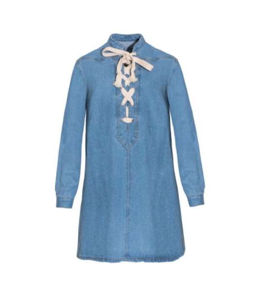 لاطلالة مميزة، اعتمدي موضة فستان الجينز بالشرائط