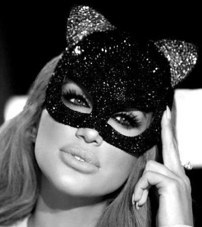 مايا دياب تعتمد إطلالة Catwoman أو المرأة القطة.