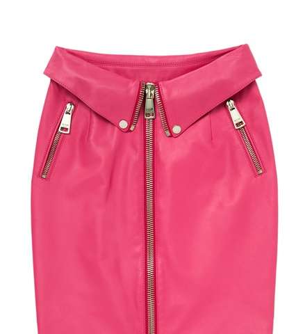 من تصاميم موسكينو التي نتوقّع رؤيتها في عالم الموضة، التنورة الجلدية من مجموعة الباربي