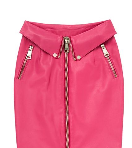 من تصاميم موسكينو التي نتوقّع رؤيتها في عالم الموضة، التنورة الجلدية من مجموعة الباربي