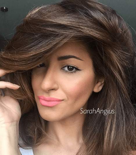 سارة أنغيس تعتمد الشعر كبير الحجم