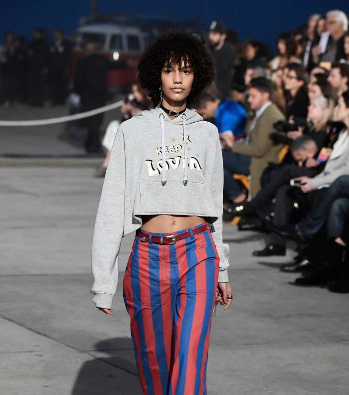 السروال المقلم بقصة الـ Culotte مع الكنزة الرياضية القصيرة من تومي هيلفيغر لصيف 2017