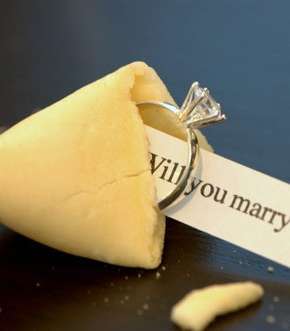 خاتم الزفاف داخل قطعة الحلوى، مرفق بطلب الزواج