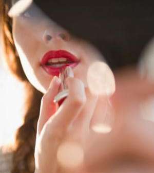 الإكثار من أحمر الشفاه الجاف يؤذي شفتيك