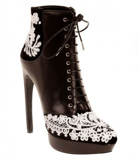 من ألكسندر ماكوين، إليكِ أكثر الأحذية غرابة