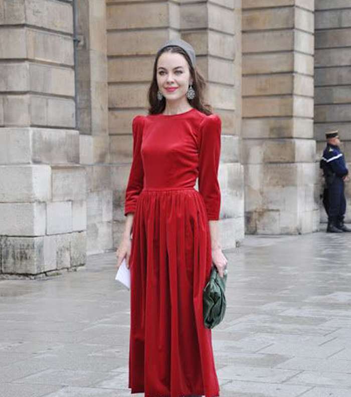 تصفحي موديلات مخمل كم طويل باللون الاحمر