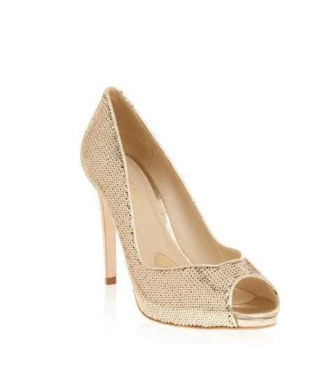 فساتين ماركة إيلي صعب وحذاء ماركة Coye Nokes من Boutique 1