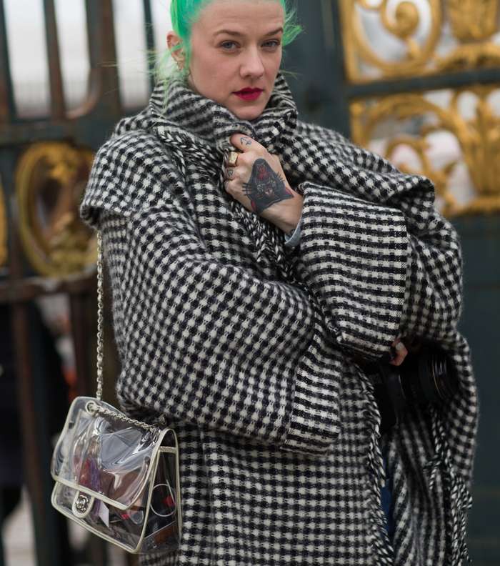 موضة السترة المقطعة بمربعاتٍ صغيرة مع حقيبة الـ Clear Bag من CHANEL في شوارع باريس خلال اليوم الثاني من أسبوع الموضة الباريسي