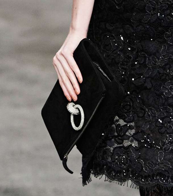كلاتش انيق وكلاسيكي من مجموعة CHANEL Metiers D'art 2016