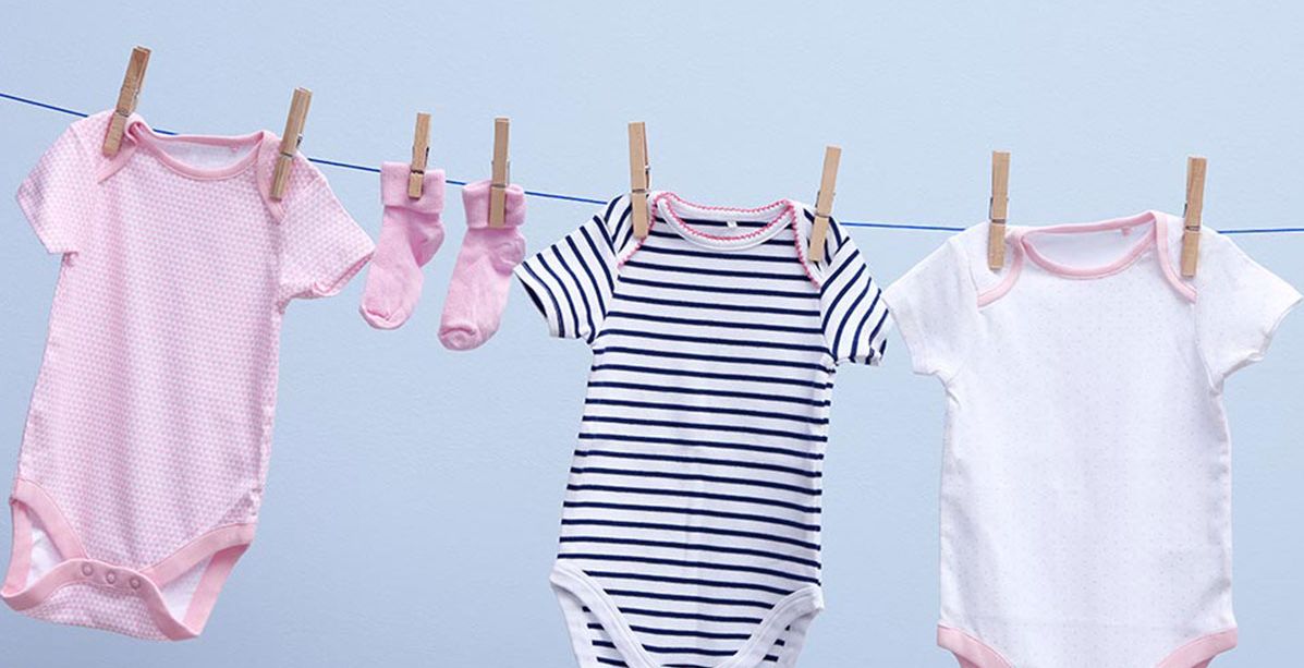 لماذا تعرض ملابس المولود في الشمس؟