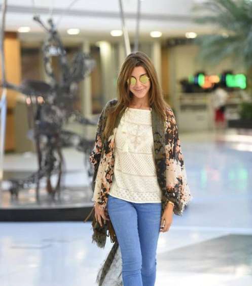 نانسي عجرم تتالق بموضة سترة الكيمونو وحذاء الكاحل بالشراريب